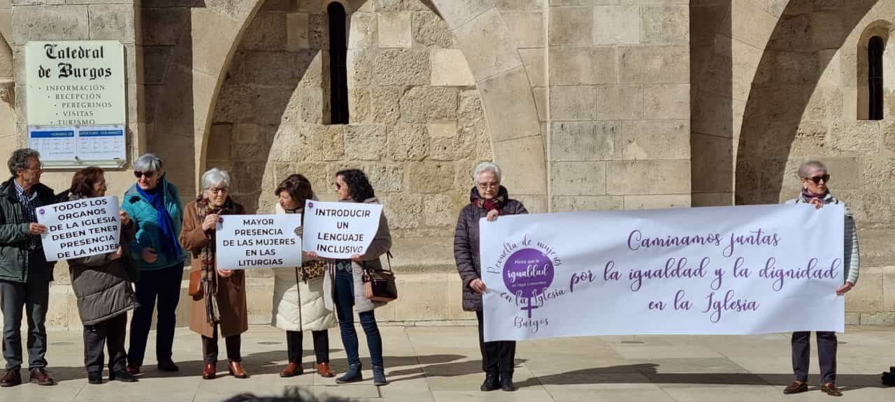 Feministas en la catedral de Burgos